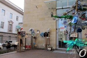"Сон морфинистки" и "Метаморфозы бытия": у Кирхи выставили арт-елки