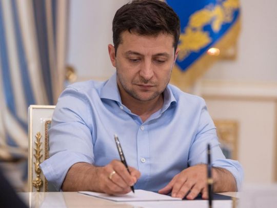 Зеленський вирішив, що лише троє людей в Україні мають «ексклюзивне» право коментувати зовнішню політику країни