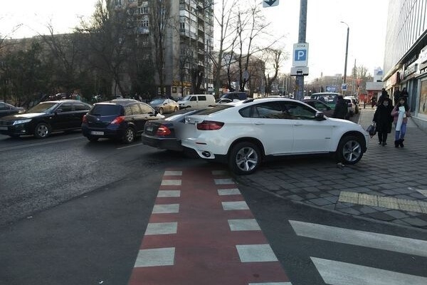 Короли дорог: свежая фотоподборка очень плохой парковки в Одессе