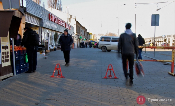 Спустя 20 месяцев Новощепной ряд снова можно проехать насквозь, но с парковкой — проблемы. Фото