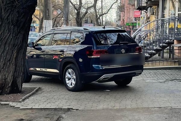 Короли дорог: свежая фотоподборка очень плохой парковки в Одессе