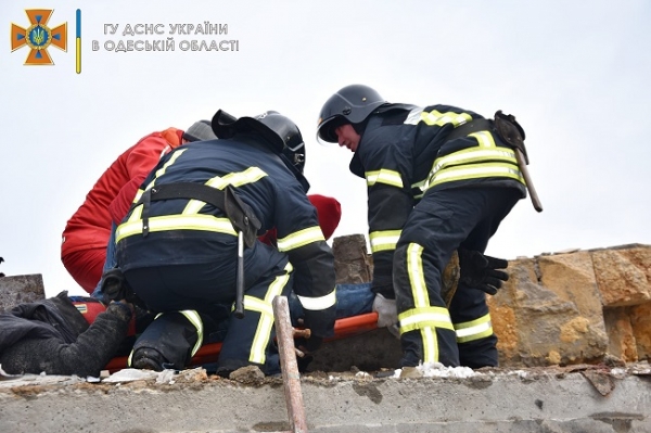 При разборе общежития Одесского цементного завода погиб человек