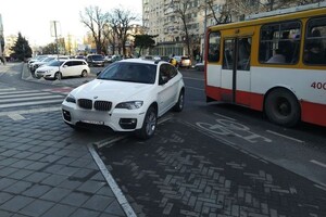 Короли дорог: свежая фотоподборка очень плохой парковки в Одессе