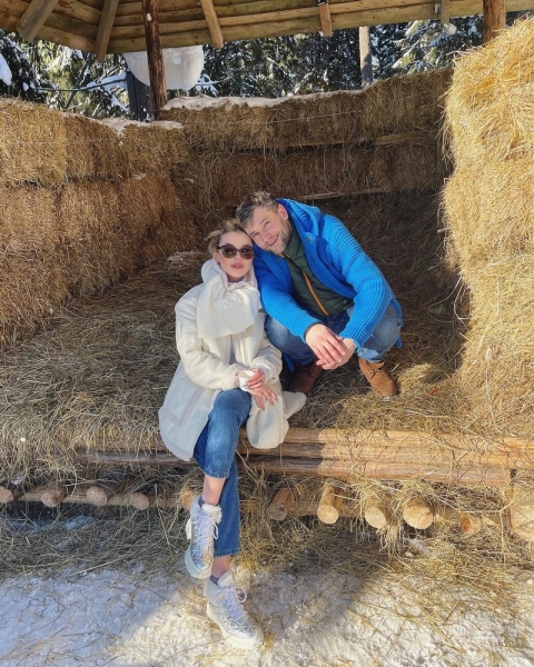 Алина Гросу устроила романтическую фотосессию на сеновале
