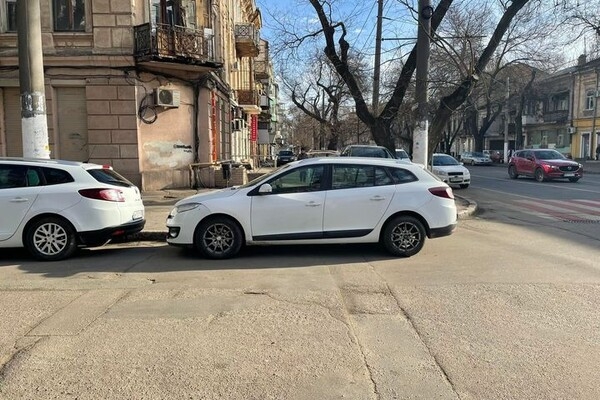 Короли дорог: свежая фотоподборка очень плохой парковки в Одессе
