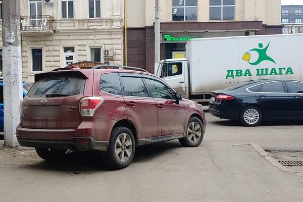 Короли дорог: свежая фотоподборка очень плохой парковки в Одессе