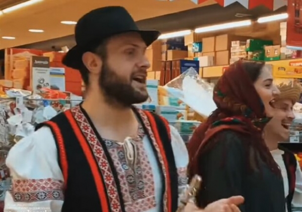 В Одессе актеры исполнили рождественские колядки в супермаркете (видео)