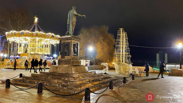 Лучше поздно, чем никогда: у Дюка монтируют светящиеся инсталляции за 1,4 миллиона. Фото