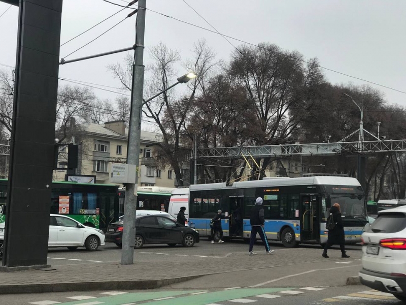 Не працюють аеропорти, метро та світлофори, люди сидять без води: у Центральній Азії масштабне відключення світла