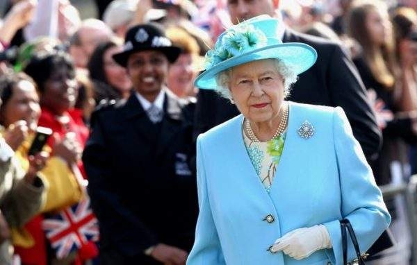 Сеть покорила маленькая девочка в образе королевы Елизаветы ІІ. Фото