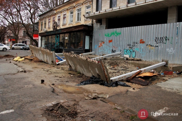 Тротуар перед нахалстроем в центре Одессы наконец-то освободили от развалин незаконной пристройки: фото до и после