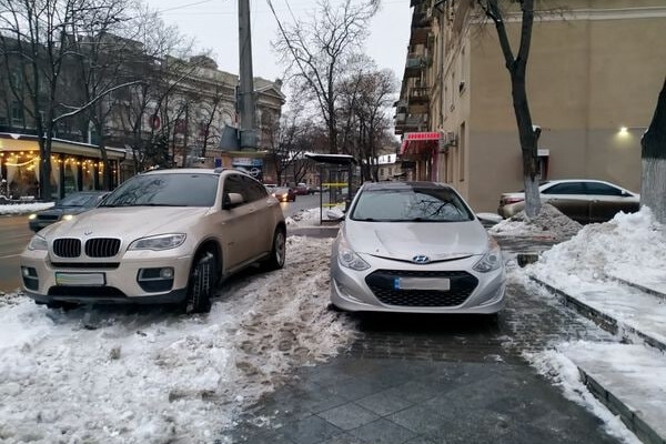 Автохамы в Одессе: свежая фотоподборка очень плохой парковки за неделю