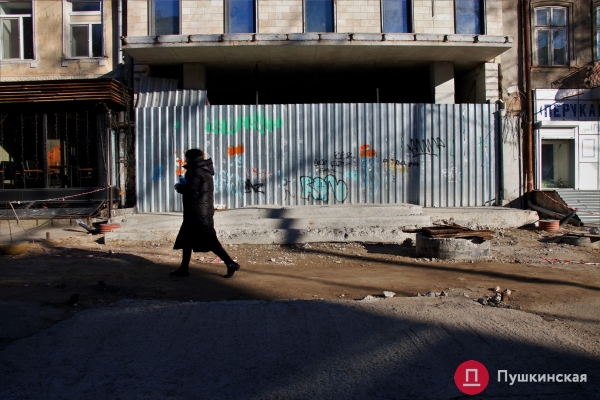 Тротуар перед нахалстроем в центре Одессы наконец-то освободили от развалин незаконной пристройки: фото до и после