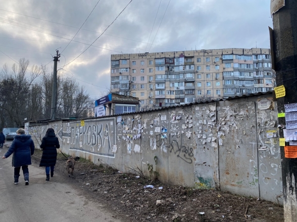 Жильцы ЖК на Посёлке Котовского просят снести автостоянку: говорят, она незаконная и мешает