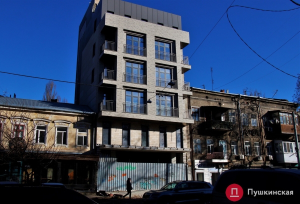Тротуар перед нахалстроем в центре Одессы наконец-то освободили от развалин незаконной пристройки: фото до и после