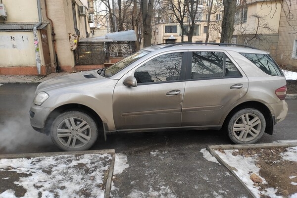 Автохамы в Одессе: свежая фотоподборка очень плохой парковки за неделю