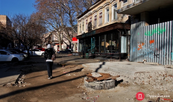 Тротуар перед нахалстроем в центре Одессы наконец-то освободили от развалин незаконной пристройки: фото до и после