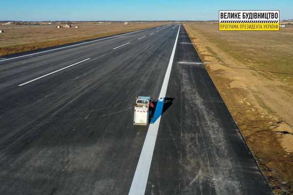 «Велике будівництво» завершує реконструкцію злітно-посадкової смуги міжнародного аеропорту «Херсон»