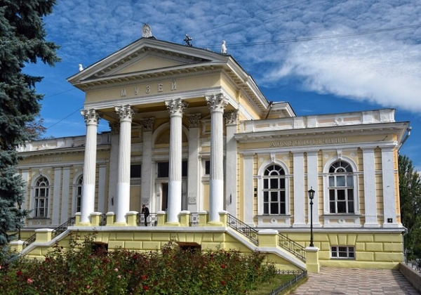 Одесский музей передал украинской армии деньги, собранные для амфор