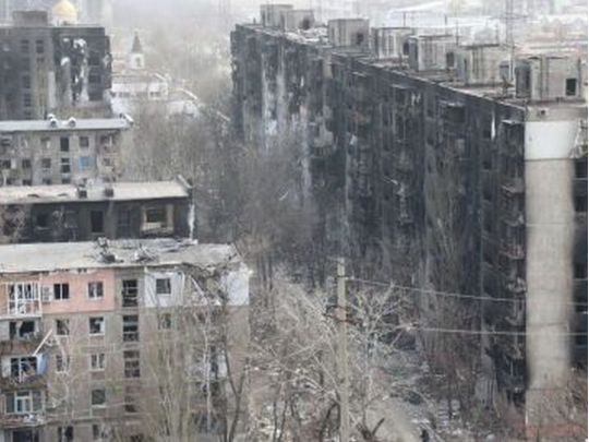 Забороняють ховати та розкопують могили: у Маріуполі рашисти приховують вбивства людей