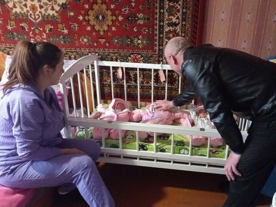 «Весь час ховалась у бомбосховищі на роботі чоловіка»: мешканка окупованої Харківщини народила трійню