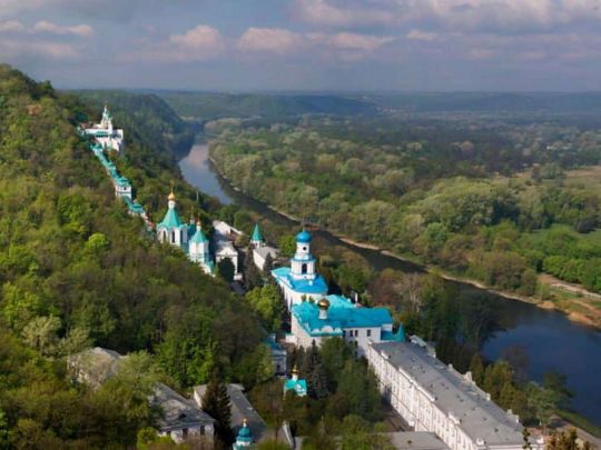 «Прошу ваших молитов»: під час обстрілів Святігорської лаври загинули двоє монахів та черниця
