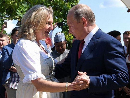 Колишній глава МЗС Австрії Кнайсль, на весіллі якої танцював путін, залишила країну через смертельні погрози на свою адресу