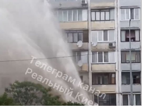 «Конкурент дубайського фонтану»: в Києві після пориву труби забив «гейзер» до 9 поверху