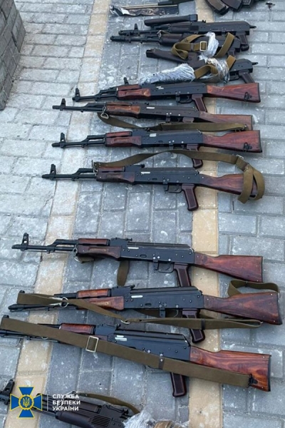 Намагалися продати автомати та патрони на 20 тисяч доларів: у Києві зловили банду «торговців смертю»