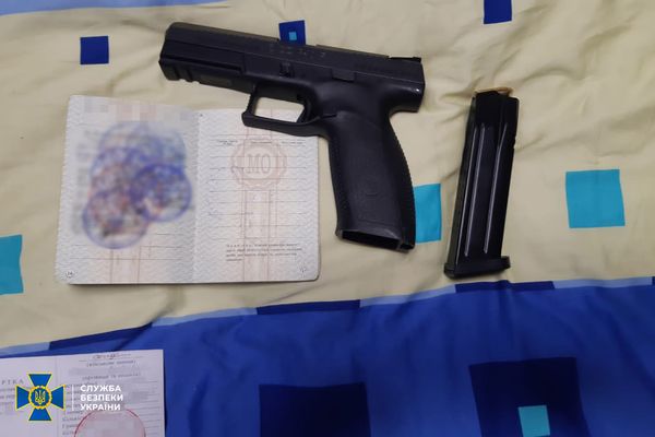 Намагалися продати автомати та патрони на 20 тисяч доларів: у Києві зловили банду «торговців смертю»