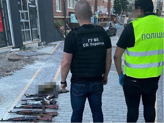 Намагалися продати автомати та патрони на 20 тисяч доларів: у Києві зловили банду «торговців смертю»