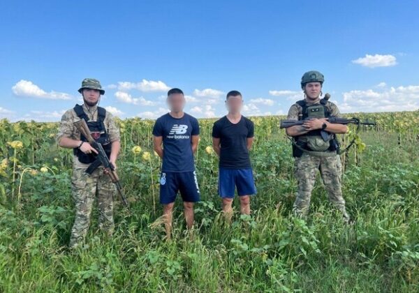 Прятались в подсолнухах: в Одесской области трое уклонистов пытались пересечь границу Прятались в подсолнухах: в Одесской области трое уклонистов пытались пересечь границу