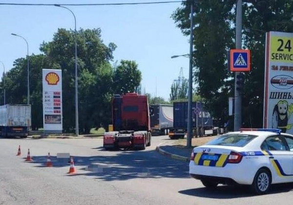 На въезде в Одессу грузовик сбил мать с семилетней дочкой: женщина скончалась