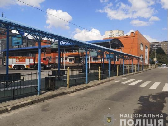 Евакуація з вокзалів та магазинів у багатьох містах України: що відбувається