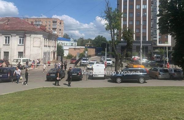 Евакуація з вокзалів та магазинів у багатьох містах України: що відбувається