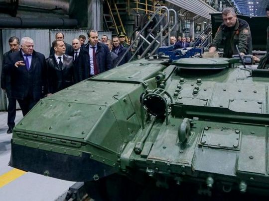 «Кульгавий гестапівець»: висміяли медведєва, який у дивному вбранні проконтролював виробництво танків