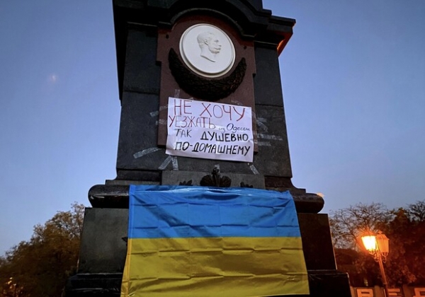 "Не хочу уезжать из Одессы": на Александровской колонне в парке Шевченко появились плакат и флаг Украины