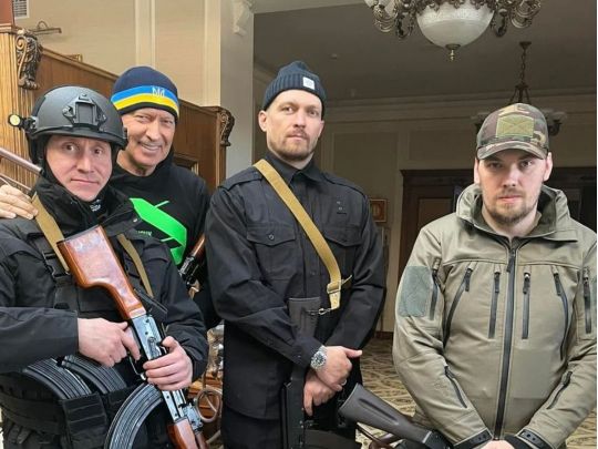 «Я зневажаю москалів»: Усик про путіна, Зеленського і дружину, котра народилася в росії