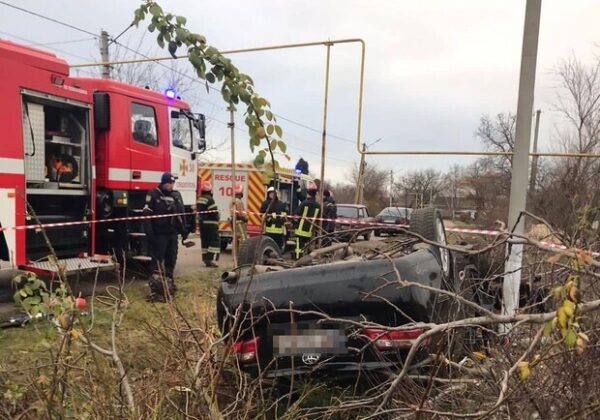 Под Одессой легковой автомобиль врезался в дерево: один человек погиб, второй &ndash; в тяжелом состоянии