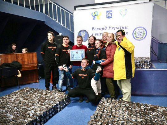 «Використали понад тонну парафіну»: студенти КПІ цілу добу виготовляли окопні свічки та встановили рекорд