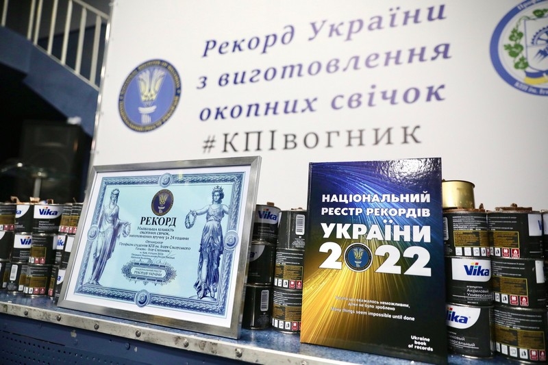 «Використали понад тонну парафіну»: студенти КПІ цілу добу виготовляли окопні свічки та встановили рекорд