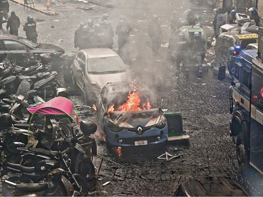 Палили машини, побили вітрини: фанати влаштували масові заворушення перед матчем Ліги чемпіонів (відео)