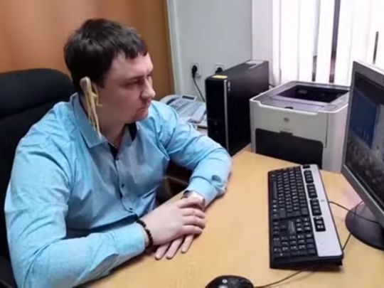 Слухав послання путіна з локшиною на вухах: російський депутат поплатився за «неповагу» до господаря кремля (відео)