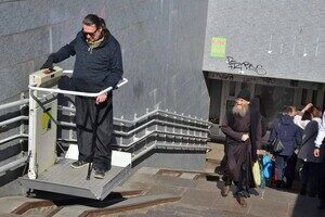 В Одессе заработали электрические подъемники для людей с инвалидностью