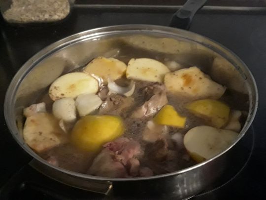 Куряча печінка з&nbsp;яблуками та&nbsp;цибулею: дуже бюджетний рецепт делікатесу