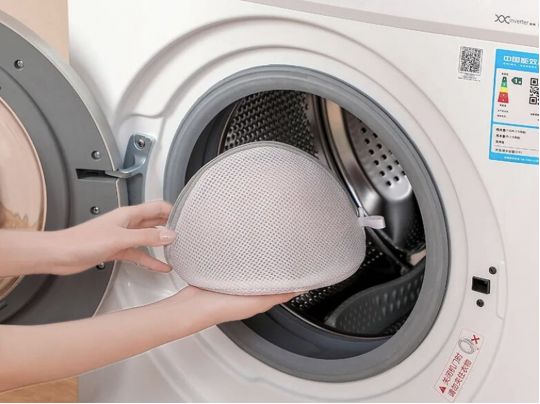 Періть шкарпетки лише в мішечку: три важливих поради від майстра, які допоможуть зберегти пралку