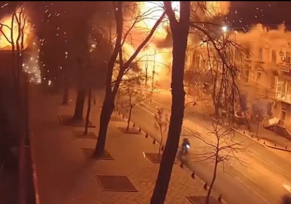 В сети появилось видео взрыва российской ракеты возле Одесского художественного музея (видео)