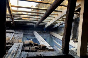 Во время непогоды в Одессе фронтон двухэтажного дома упал на другой дом: здания уже ремонтируют