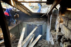 Во время непогоды в Одессе фронтон двухэтажного дома упал на другой дом: здания уже ремонтируют