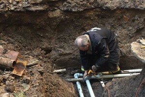 Во время непогоды в Одессе фронтон двухэтажного дома упал на другой дом: здания уже ремонтируют